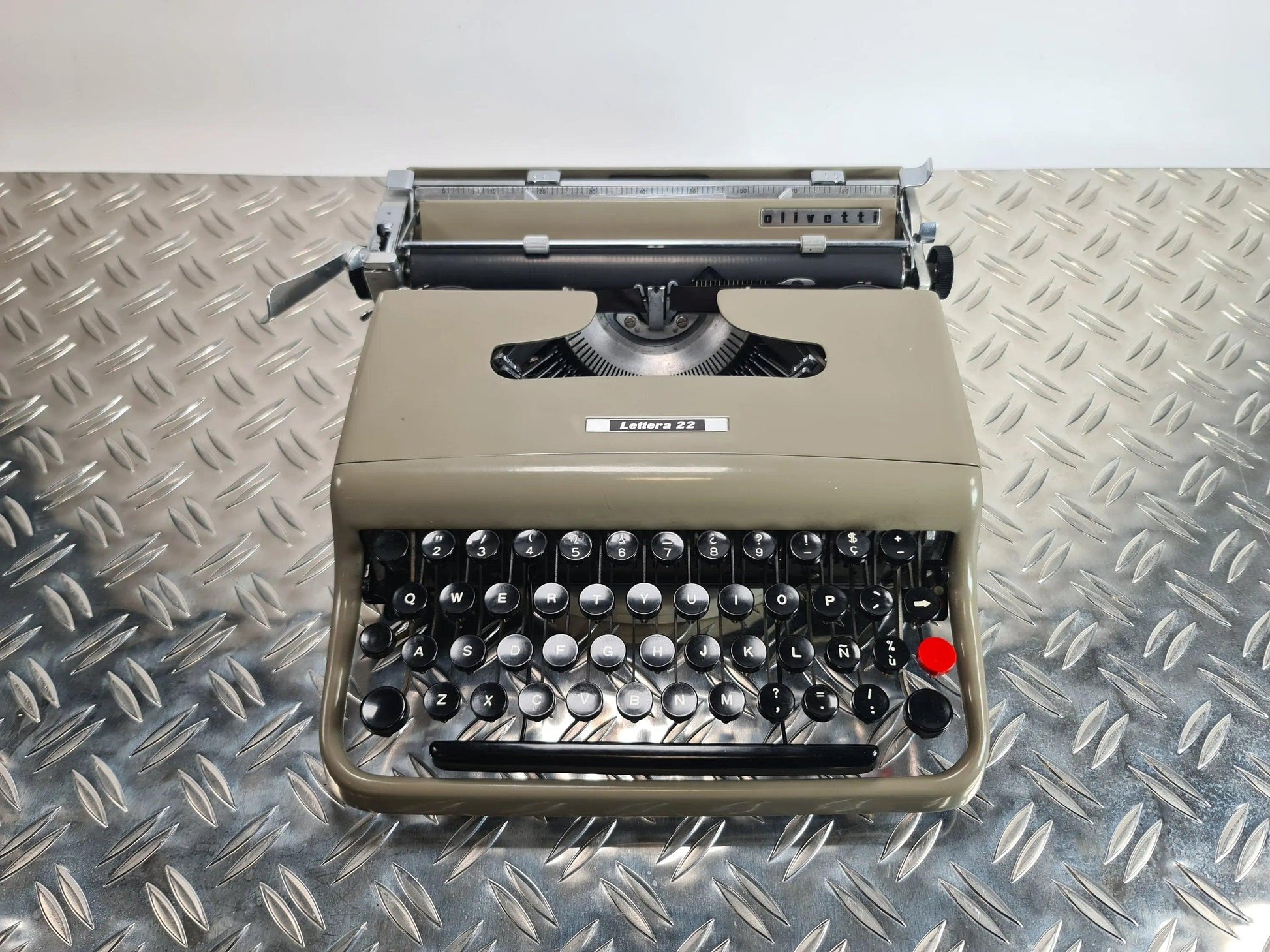 SOLD! Olivetti Lettera 22 Manual Vintage Typewriter, Portable, Serviced - ElGranero Typewriter.Company