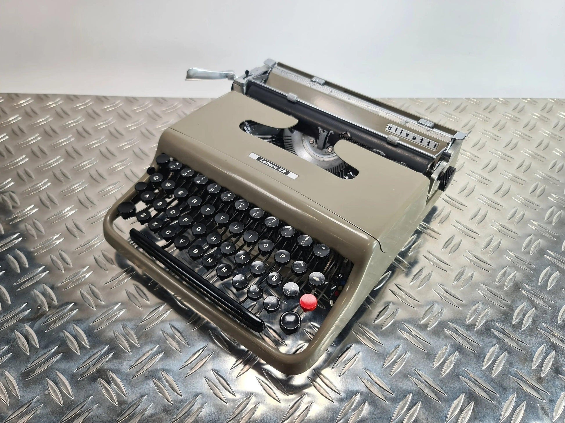 SOLD! Olivetti Lettera 22 Manual Vintage Typewriter, Portable, Serviced - ElGranero Typewriter.Company