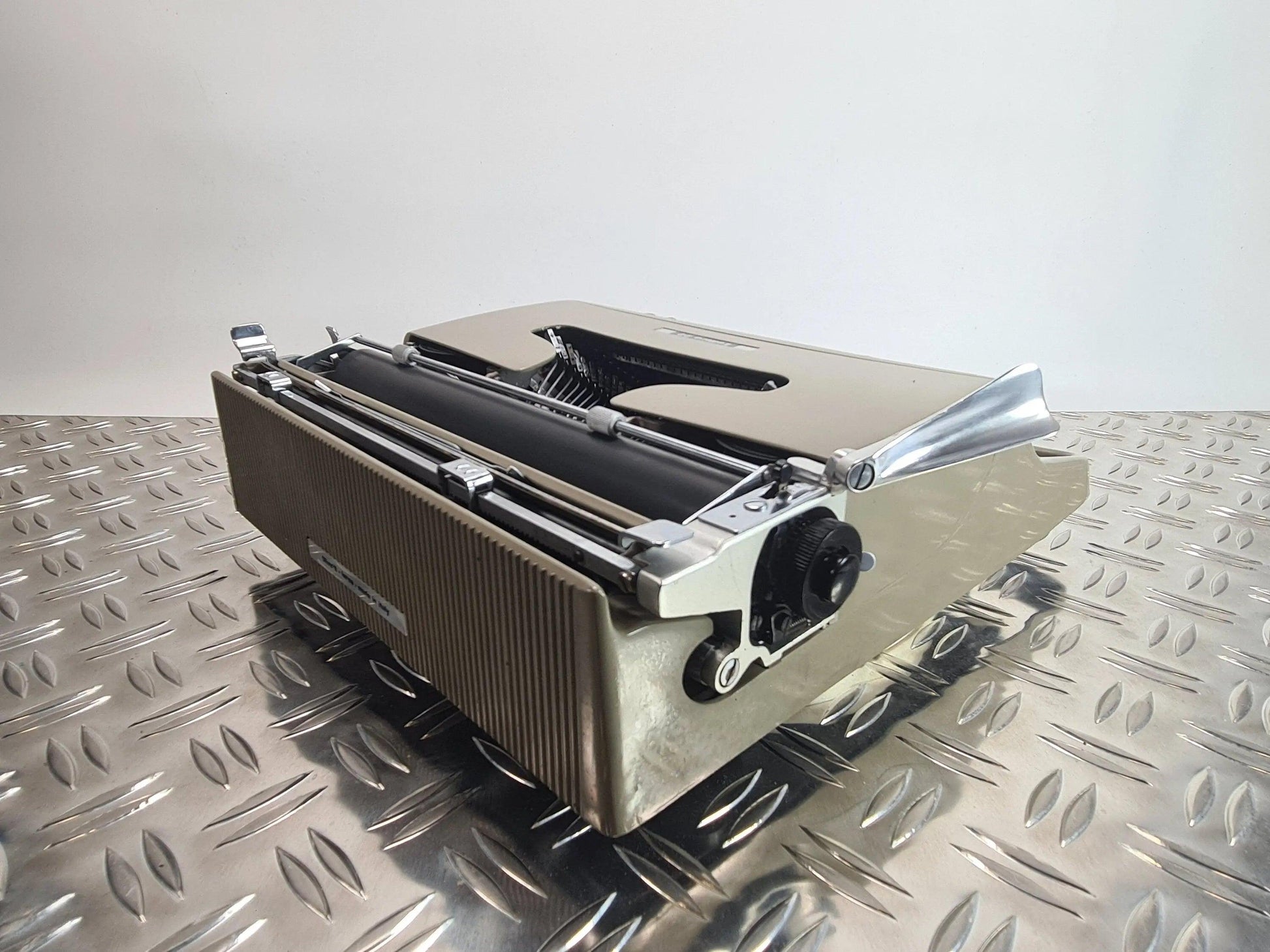 SOLD! Olivetti Lettera 22 Manual Vintage Typewriter, Portable, Serviced - ElGranero Typewriter.Company