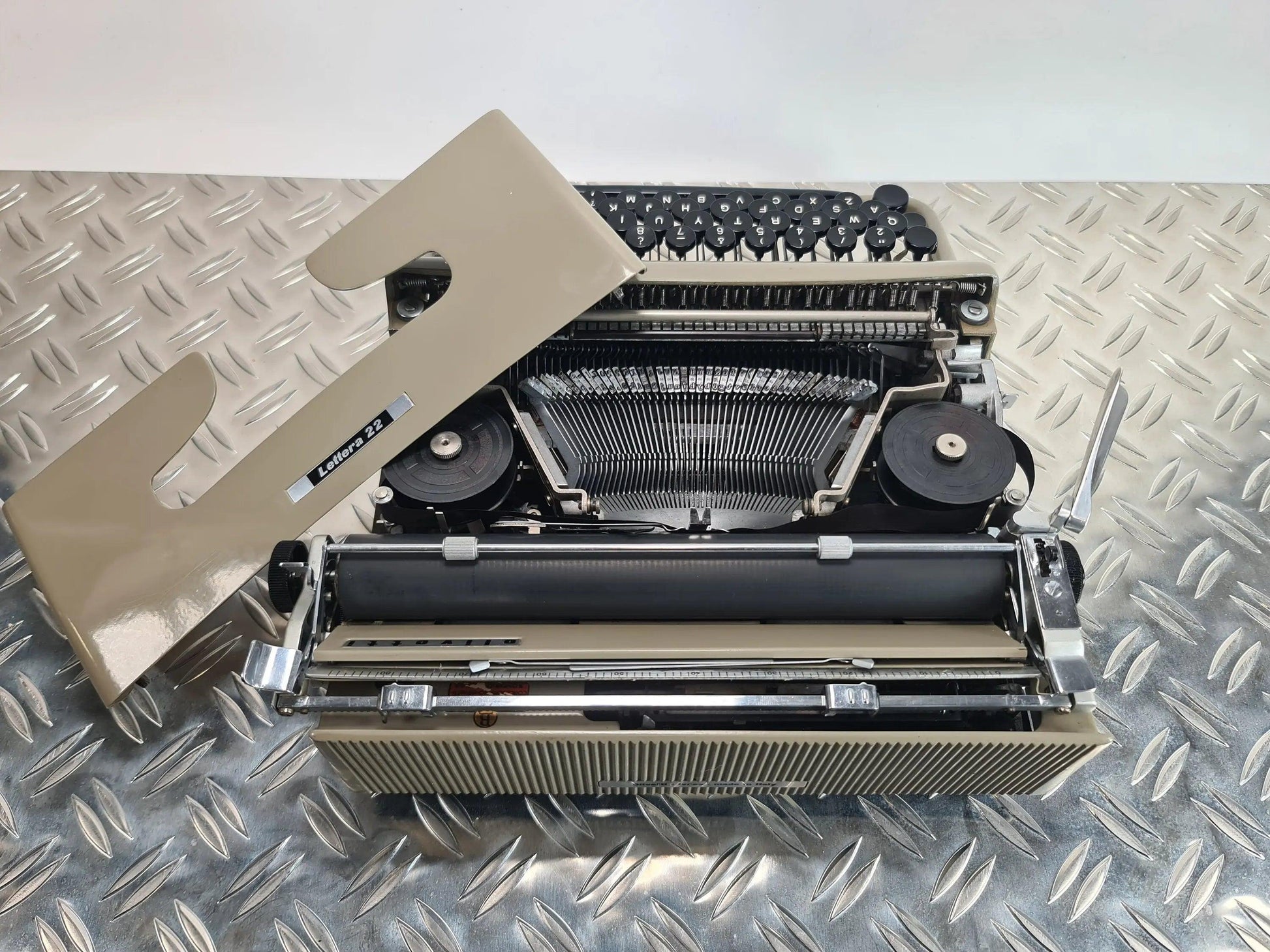 SOLD! Olivetti Lettera 22 Manual Vintage Typewriter, Portable, Serviced - ElGranero Typewriter.Company