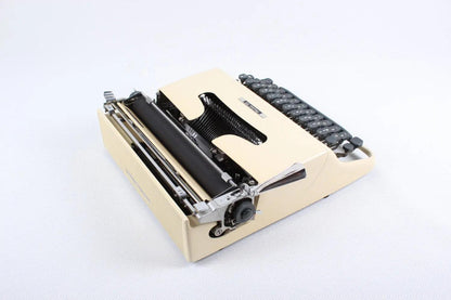 Olivetti Pluma 22 Original Cream Manual Vintage Typewriter, Serviced - ElGranero Typewriter.Company
