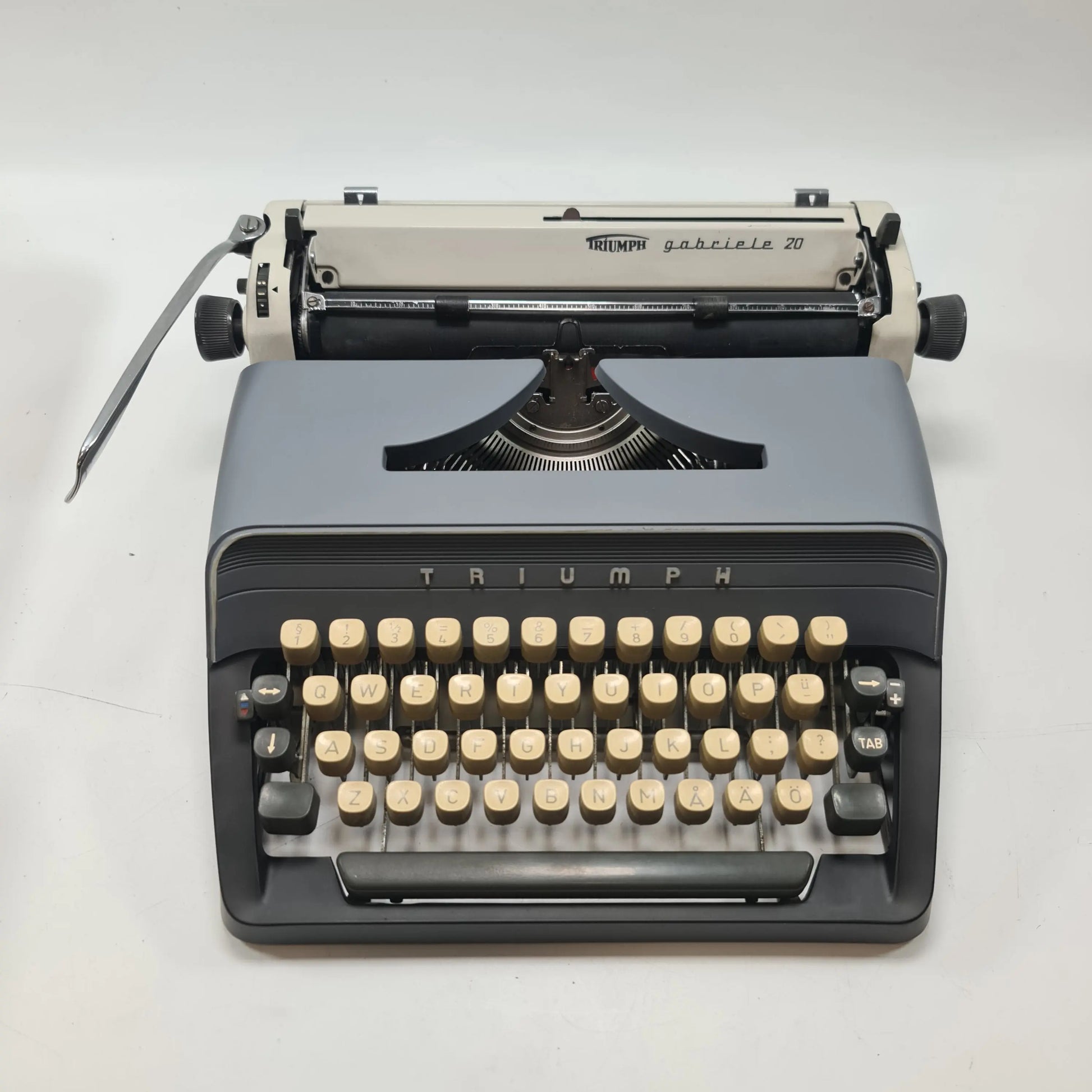 Triumph Gabrielle 20 Manual Vintage Typewriter, QWERTY, Refurbished - ElGranero Typewriter.Company