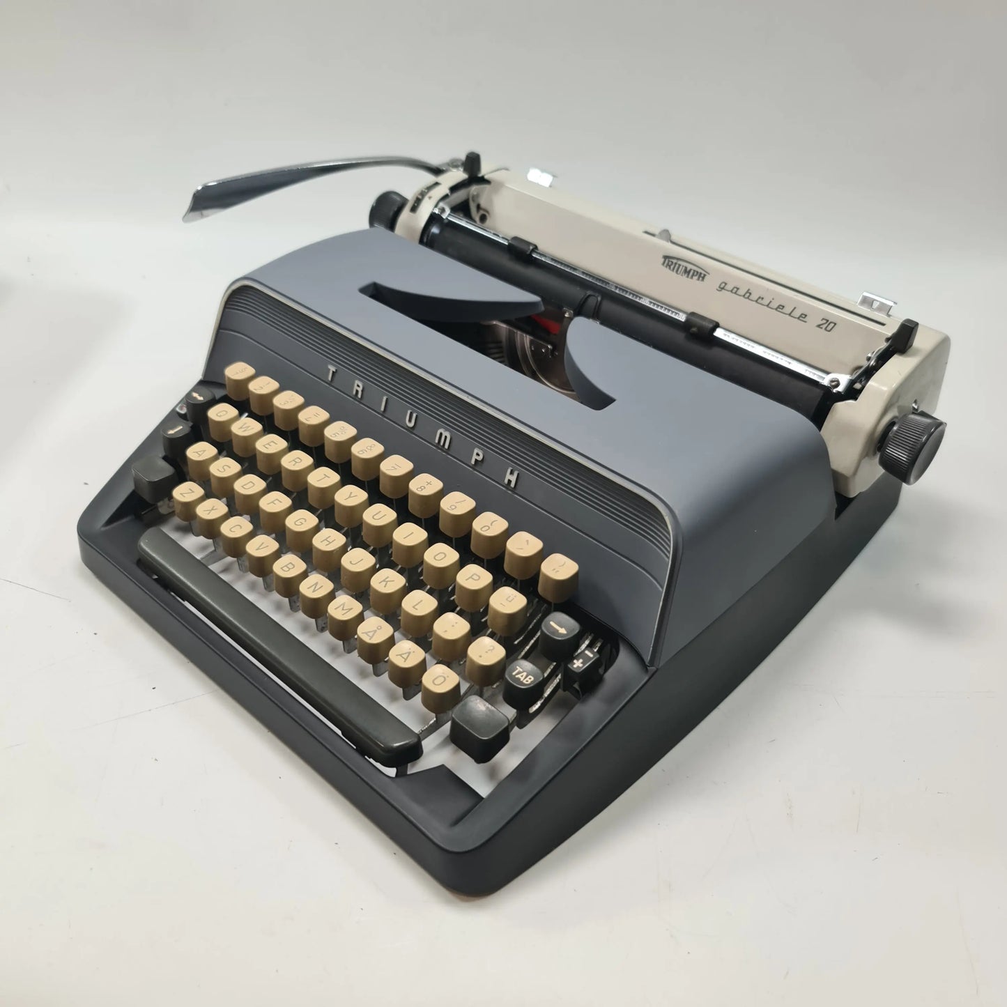 Triumph Gabrielle 20 Manual Vintage Typewriter, QWERTY, Refurbished - ElGranero Typewriter.Company