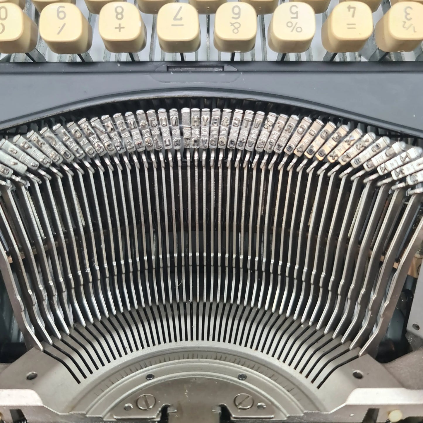 Triumph Gabrielle 20 Manual Vintage Typewriter, QWERTY, Refurbished - ElGranero Typewriter.Company