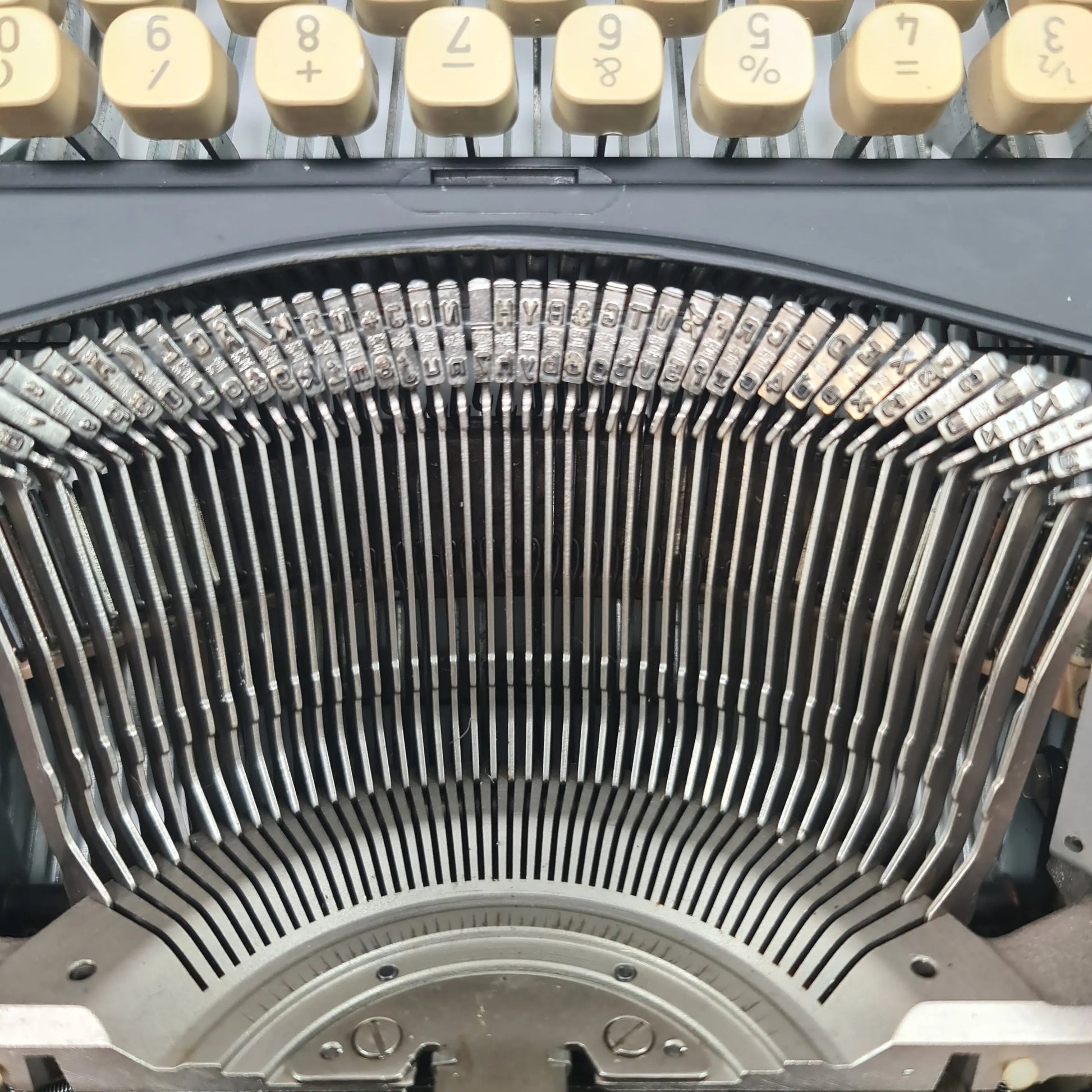 Triumph Gabrielle 20 Manual Vintage Typewriter, QWERTY, Refurbished - ElGranero Typewriter.Company