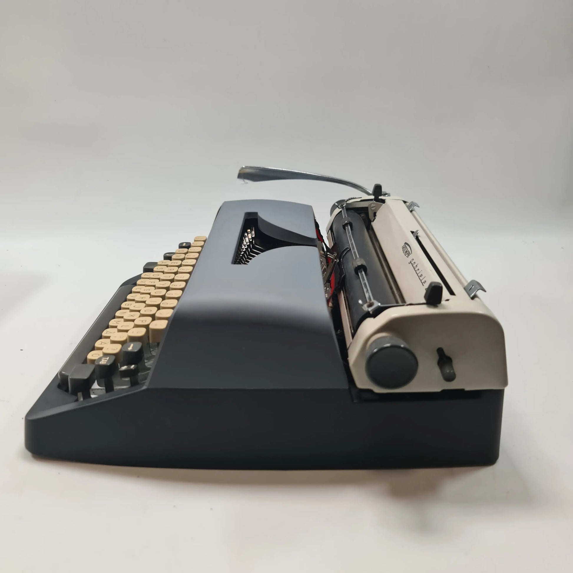 Triumph Gabrielle 20 Manual Vintage Typewriter, QWERTY, Refurbished - ElGranero Typewriter.Company