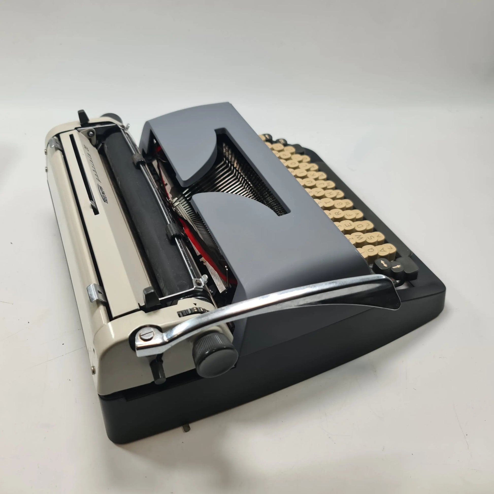 Triumph Gabrielle 20 Manual Vintage Typewriter, QWERTY, Refurbished - ElGranero Typewriter.Company