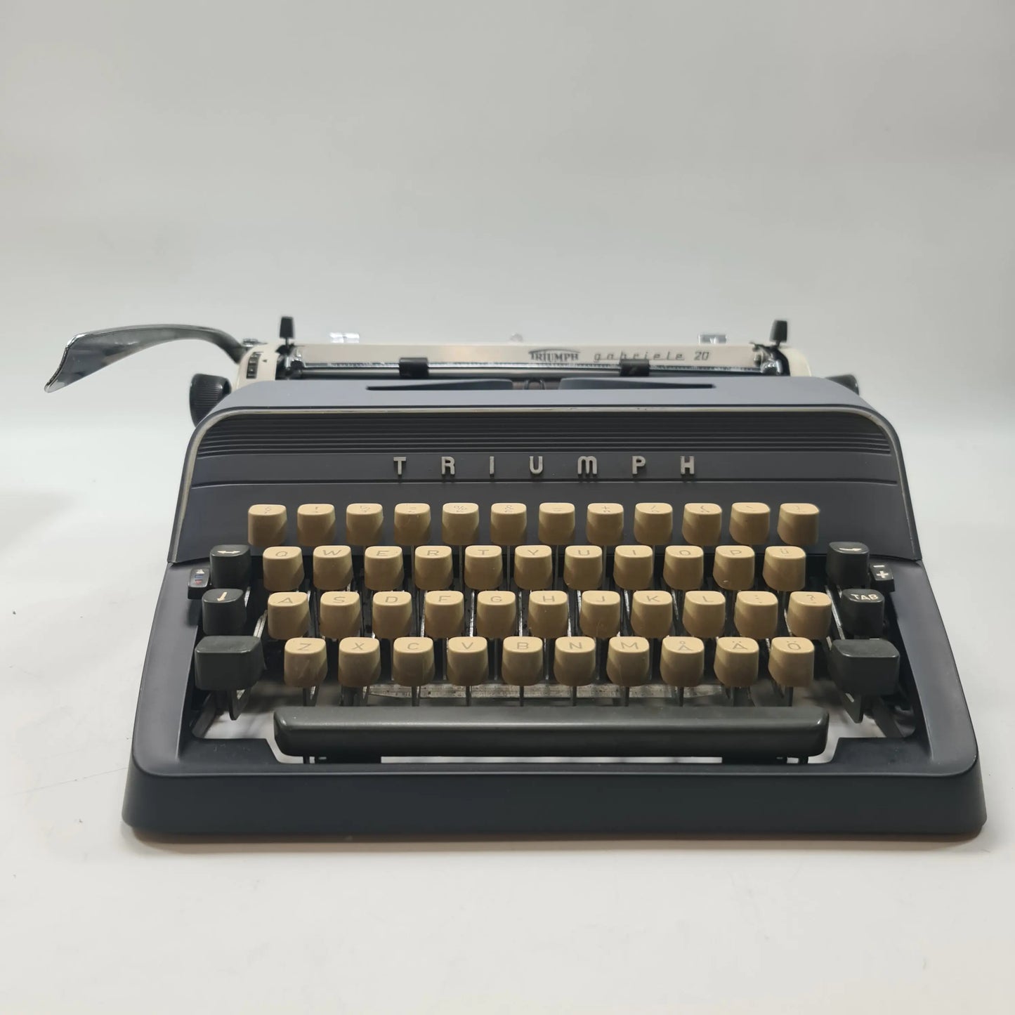 Triumph Gabrielle 20 Manual Vintage Typewriter, QWERTY, Refurbished - ElGranero Typewriter.Company