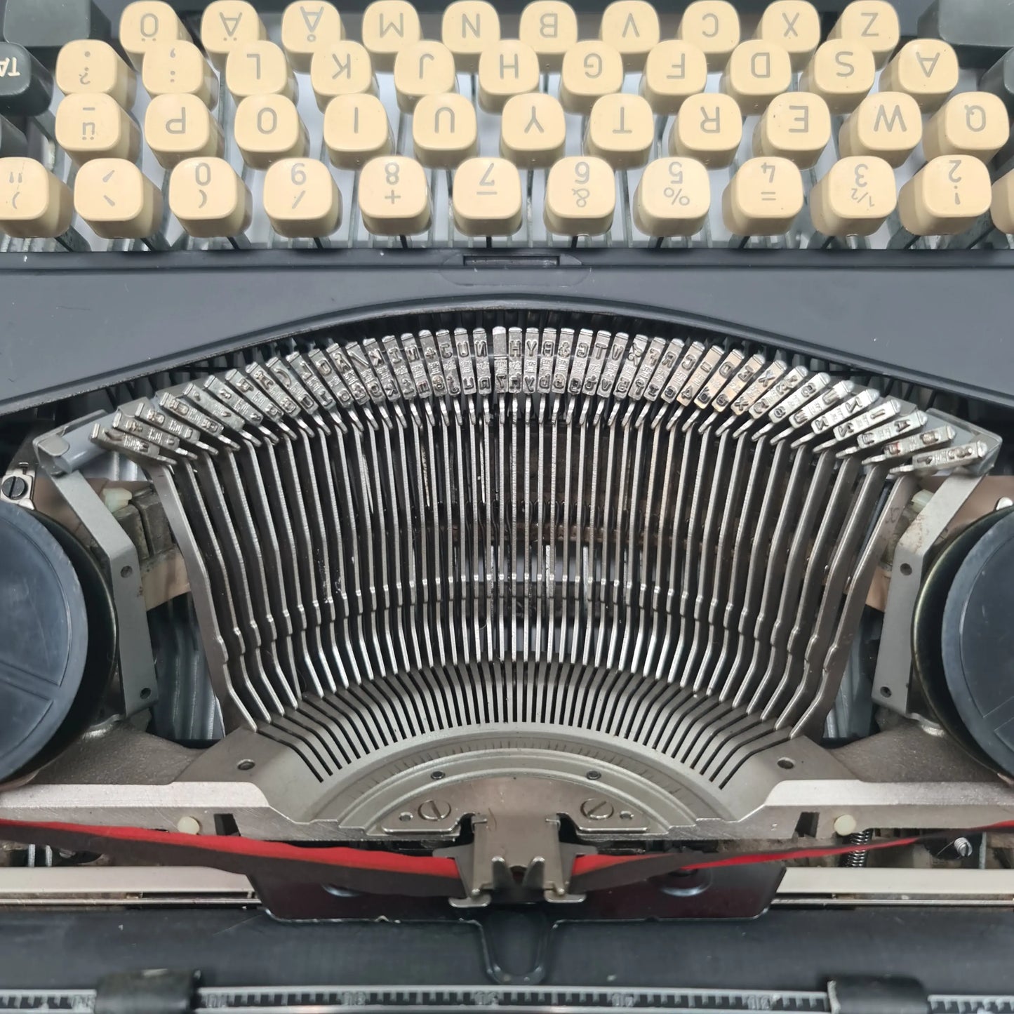 Triumph Gabrielle 20 Manual Vintage Typewriter, QWERTY, Refurbished - ElGranero Typewriter.Company