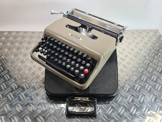 BODONI FONT Olivetti Lettera 22 Beige Original Typewriter, Rare Bodoni Elite font, made in Ivrea, Italy