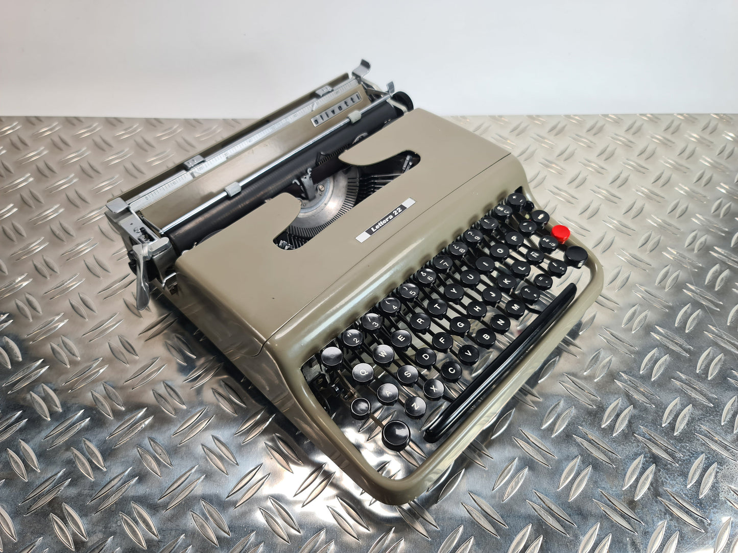 BODONI FONT Olivetti Lettera 22 Beige Original Typewriter, Rare Bodoni Elite font, made in Ivrea, Italy